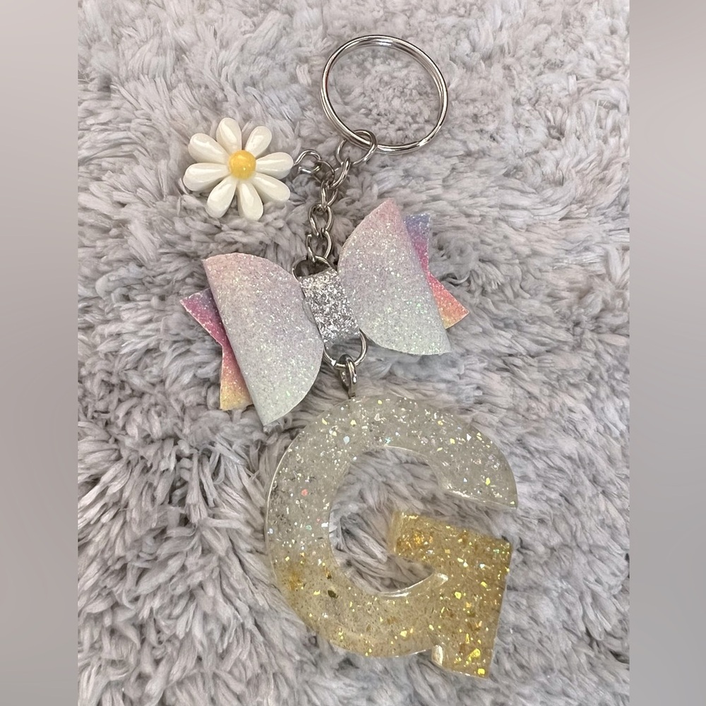 🌸3/$10) Handmade Epoxy Resin Alphabet Letter Key Chain (G)
